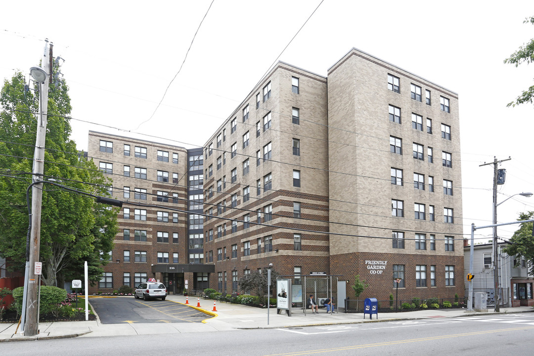 Friendly Garden in Revere, MA - Foto de edificio