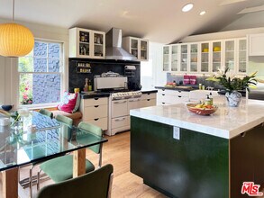 260 Entrada Dr in Santa Monica, CA - Building Photo - Building Photo