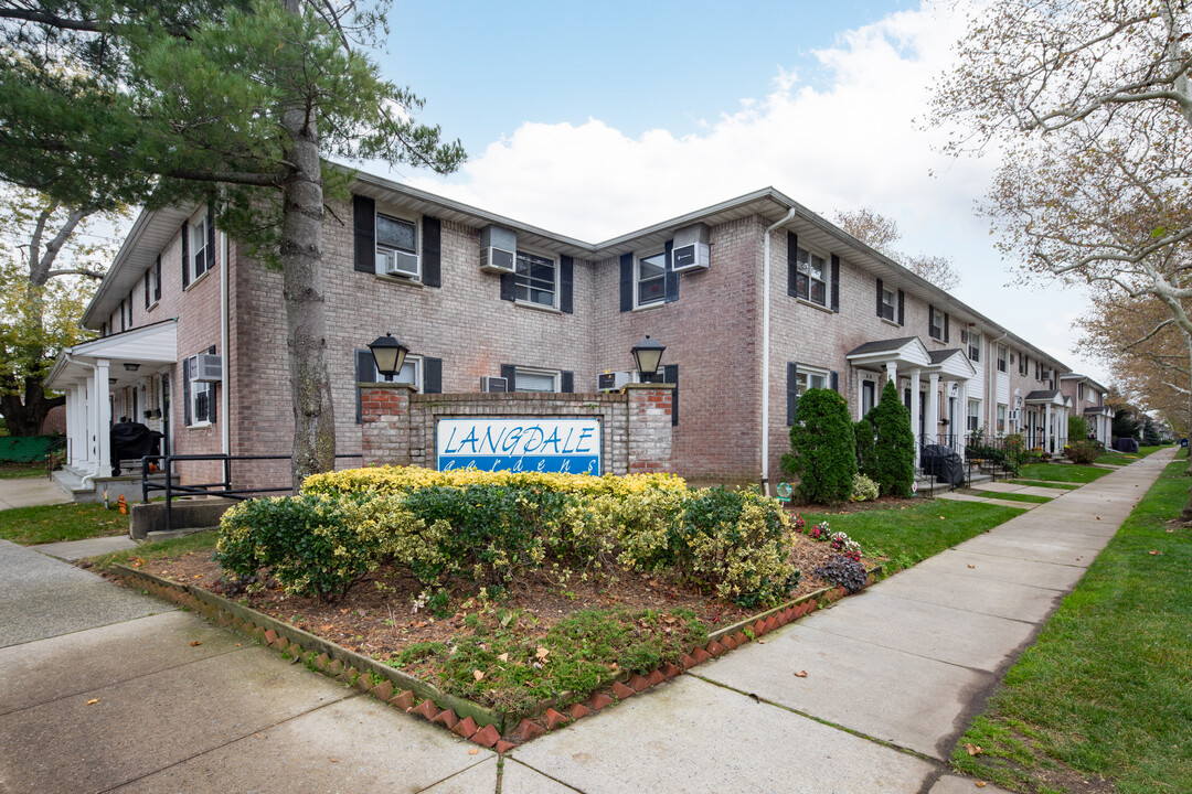 Langdale Gardens in New Hyde Park, NY - Building Photo