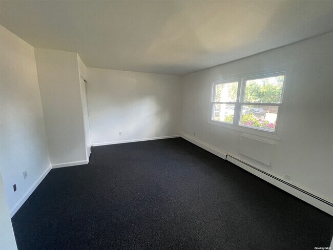 5 A Hemlock Dr in Bay Shore, NY - Building Photo - Building Photo