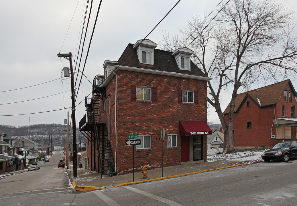 742 Ohio Ave in Glassport, PA - Building Photo