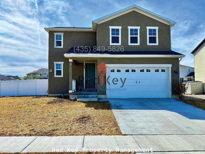 6451 N Black Ridge Dr in Stansbury Park, UT - Foto de edificio