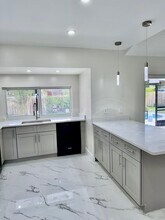 2110 NW 109th Ave in Sunrise, FL - Foto de edificio - Building Photo