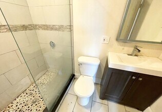 92 L St, Unit 2 in Boston, MA - Foto de edificio - Building Photo