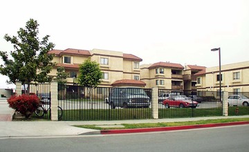 Placentia Garden Apartments in Placentia, CA - Building Photo - Building Photo