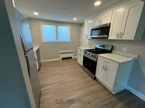 29 Evergreen Ave in Bedford, MA - Building Photo - Building Photo