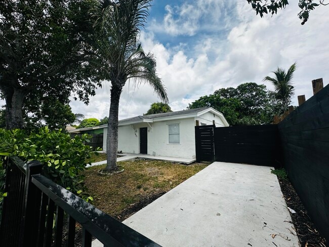 421 SW 9th Ct in Delray Beach, FL - Building Photo - Building Photo