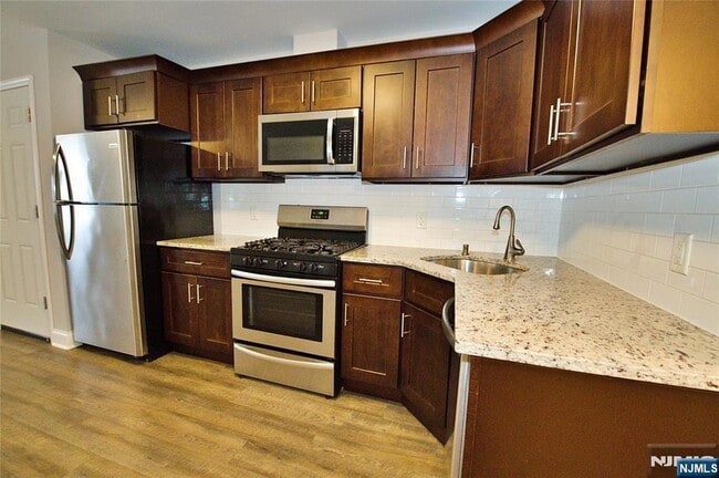 116 Maple Ave, Unit 4 in Montclair, NJ - Foto de edificio - Building Photo