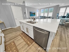 142 Roslyn Pl in Bloomingdale, IL - Building Photo - Building Photo