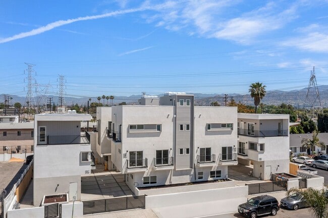 10961 Calvert St in North Hollywood, CA - Building Photo - Building Photo