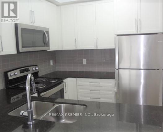 840-840 Queens Plate Dr in Toronto, ON - Building Photo - Building Photo