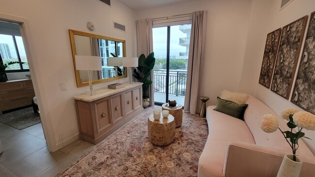 2020 Monroe St, Unit B2 in Hollywood, FL - Building Photo - Building Photo