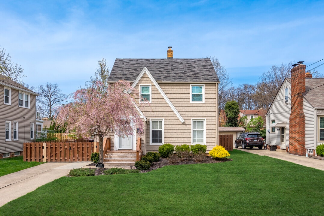 24214 Knickerbocker Rd in Bay Village, OH - Building Photo