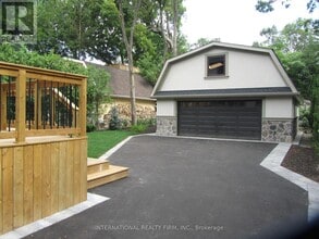 33 Cloverhill Rd in Toronto, ON - Building Photo - Building Photo