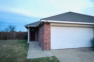 100-102 Prosperity Trail in McGregor, TX - Building Photo