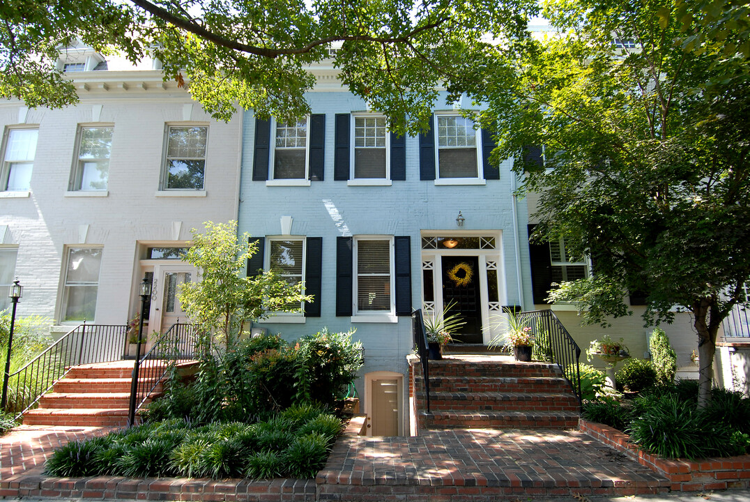 2202 Hall Pl NW in Washington, DC - Building Photo