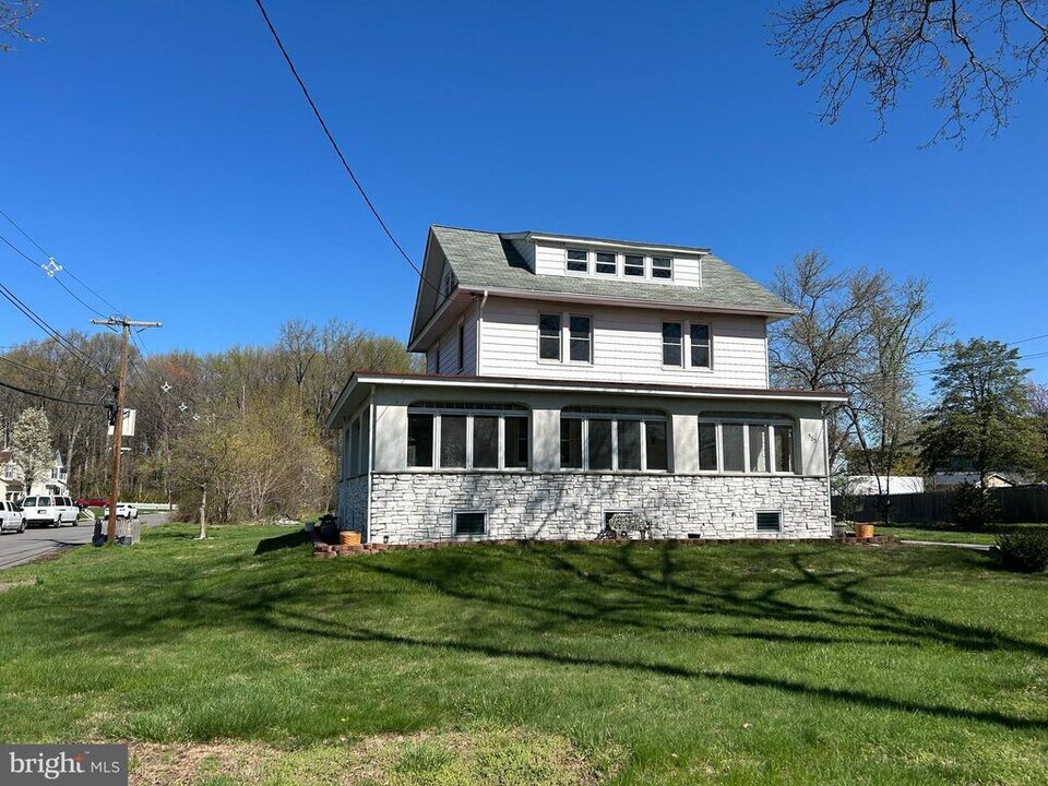 583 Salem Ave in Woodbury, NJ - Building Photo