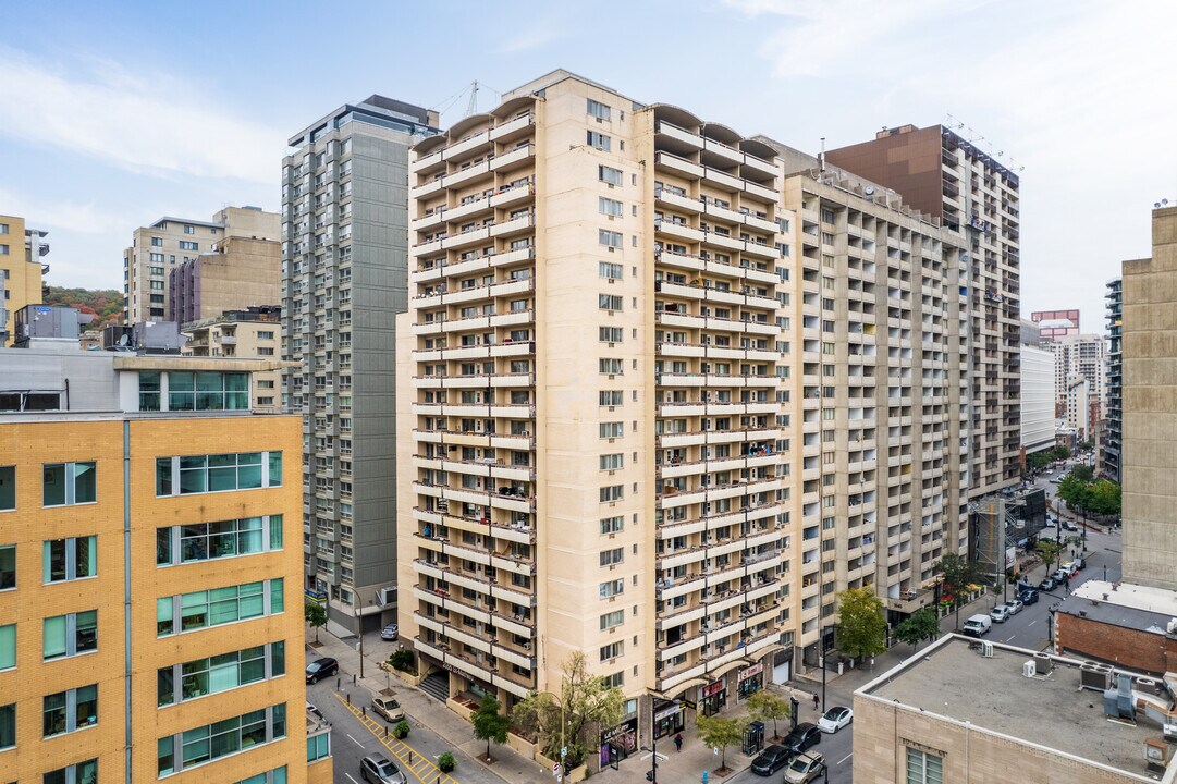 Le Chomedey Maisonneuve in Montréal, QC - Building Photo