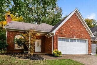2418 Lake Edge Dr in Memphis, TN - Building Photo - Building Photo