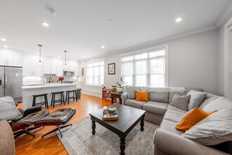 315 College Farm Rd in Waltham, MA - Building Photo - Building Photo