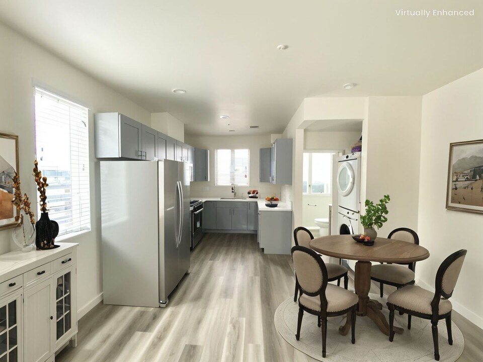 2409 1/2 Ridgeley Dr in Los Angeles, CA - Building Photo