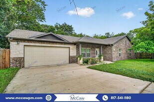 1310 Yale St in River Oaks, TX - Building Photo