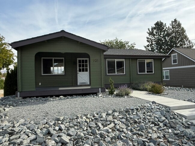 901 S Sanders St in Chelan, WA - Building Photo - Building Photo