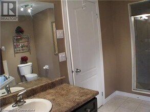 11 Saybrook Gardens in Hamilton, ON - Building Photo - Building Photo