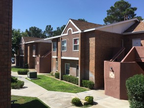 Woodcrest Apartments in Las Cruces, NM - Foto de edificio - Building Photo