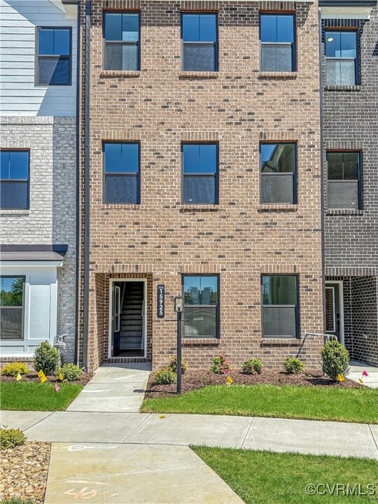 15925 Misty Blue Aly in Midlothian, VA - Foto de edificio