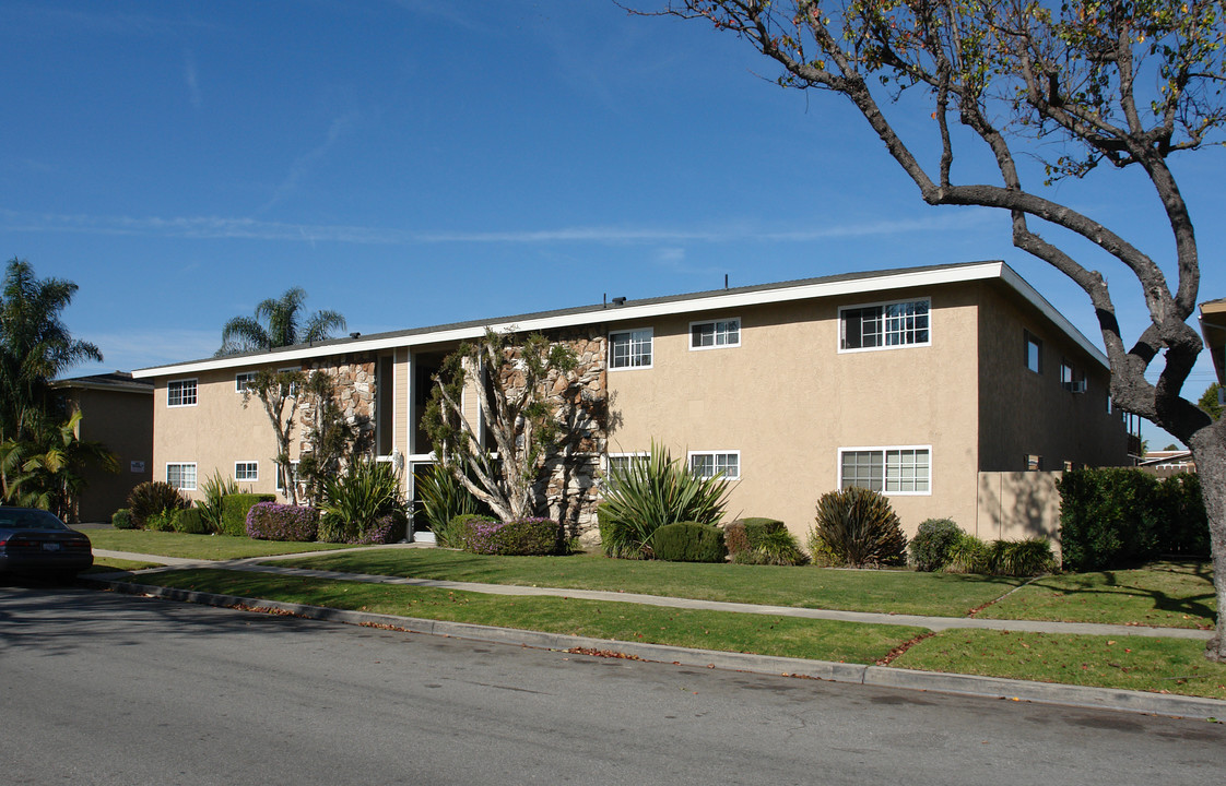 4111-4121 Howard Ave in Los Alamitos, CA - Building Photo