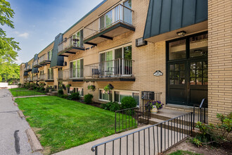 Parkview Manor in Fairview Park, OH - Foto de edificio - Building Photo