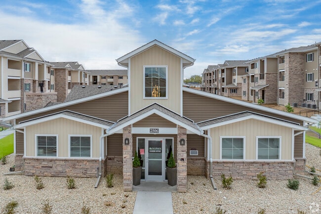 The Reserve at Crescent Cove in Evans, CO - Foto de edificio - Building Photo