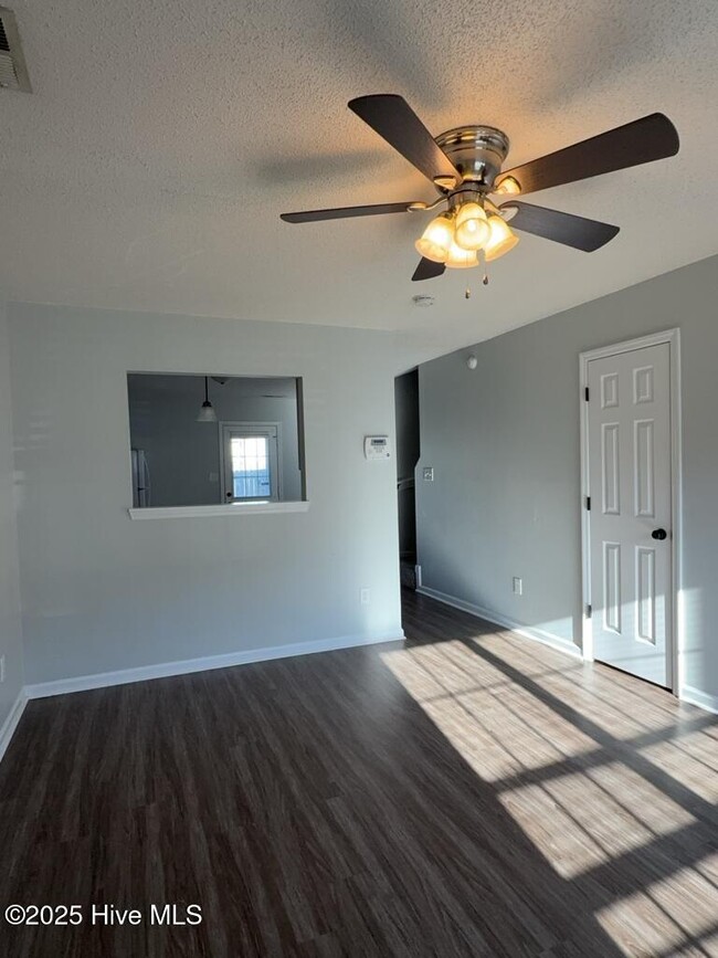 201 Pinegrove Ct in Jacksonville, NC - Foto de edificio - Building Photo