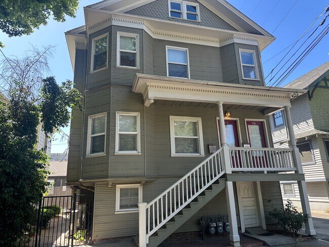 property at 916-918 27th St