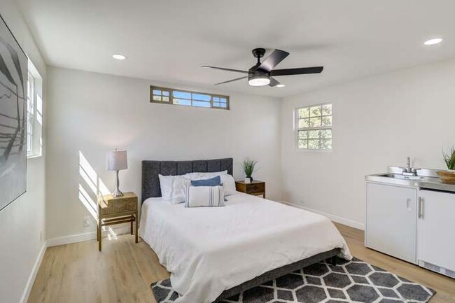 3770 Clinton St, Unit Studio B