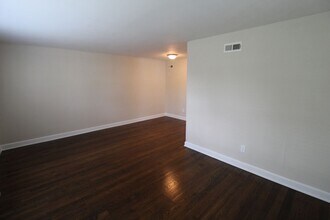 2702 Howell Terrace in North Kansas City, MO - Building Photo - Building Photo