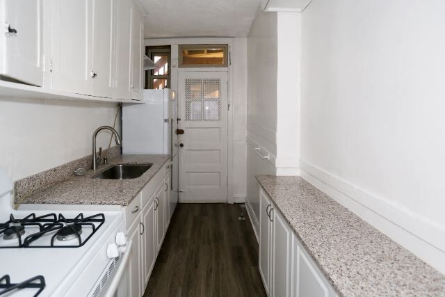 549 W Surf in Chicago, IL - Building Photo - Building Photo
