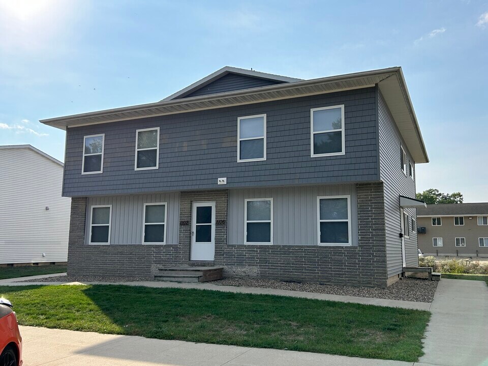 1102 W 20th St in Cedar Falls, IA - Building Photo