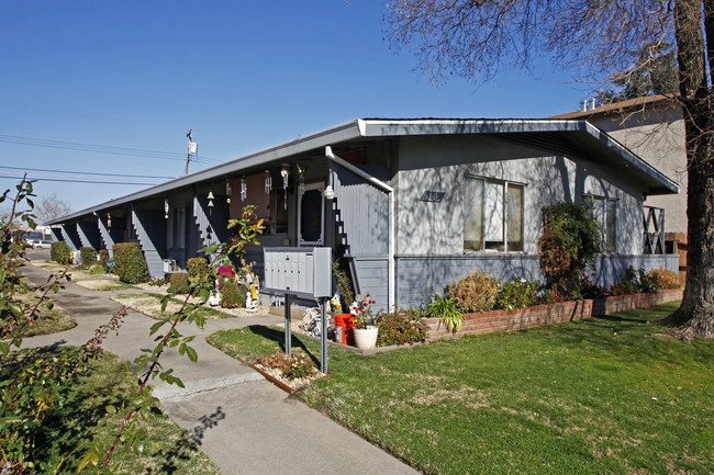 1013 Lochbrae Rd in Sacramento, CA - Foto de edificio - Building Photo