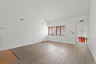 132 Stonemeadow Dr in South Salem, NY - Building Photo - Building Photo