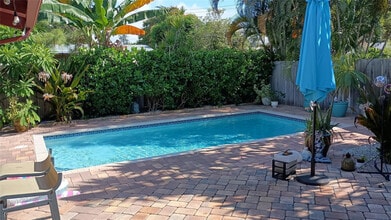 803 NE 21st Dr in Wilton Manors, FL - Building Photo - Building Photo