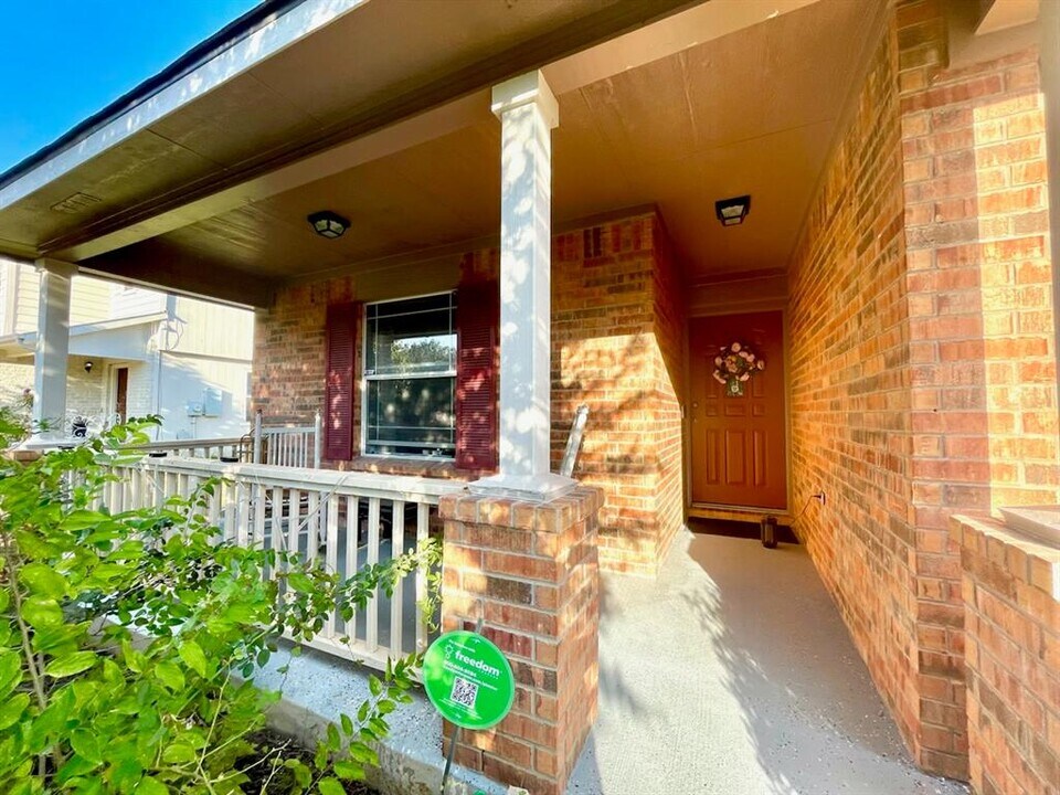 108 Easy St in Hutto, TX - Building Photo