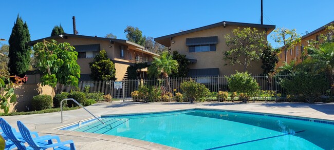 Lakewood Terrace Apartments in Downey, CA - Foto de edificio - Building Photo