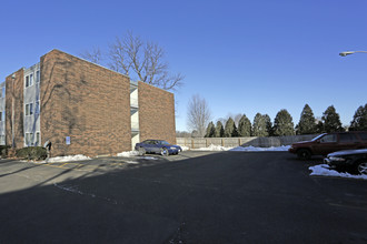 Greenbriar Apartments in Peoria, IL - Foto de edificio - Building Photo