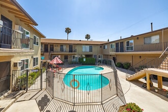 6635 Wilkinson Ave in North Hollywood, CA - Foto de edificio - Building Photo