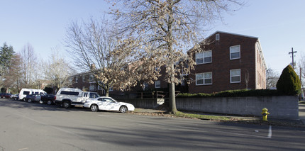 Manor Court Apartments in Vancouver, WA - Building Photo - Building Photo