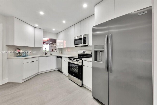 1750 W 46th St in Hialeah, FL - Building Photo - Building Photo