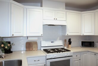 7065 Aura Ave in Los Angeles, CA - Building Photo - Building Photo