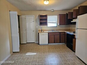 104 Ravenwood Dr in Jacksonville, NC - Building Photo - Building Photo